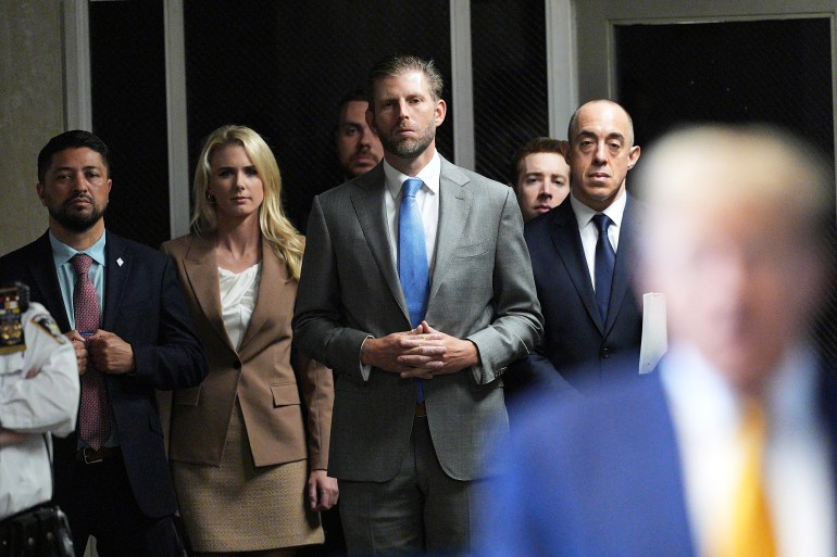 إريك ترامب يدخل إلى المحكمة الجنائية في مانهاتن.