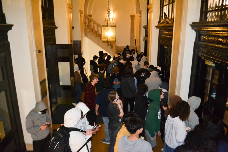 الطلاب، بما في ذلك الطلاب الصحفيين، محاصرون داخل دهليز مدخل قاعة جون جاي في جامعة كولومبيا في نيويورك يوم الثلاثاء 30 أبريل 2023 (ياسمين التاجي / الجزيرة)
